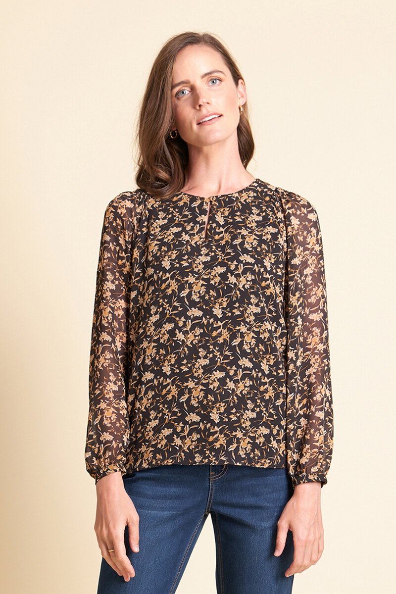 Gathered shoulder outlet blouse